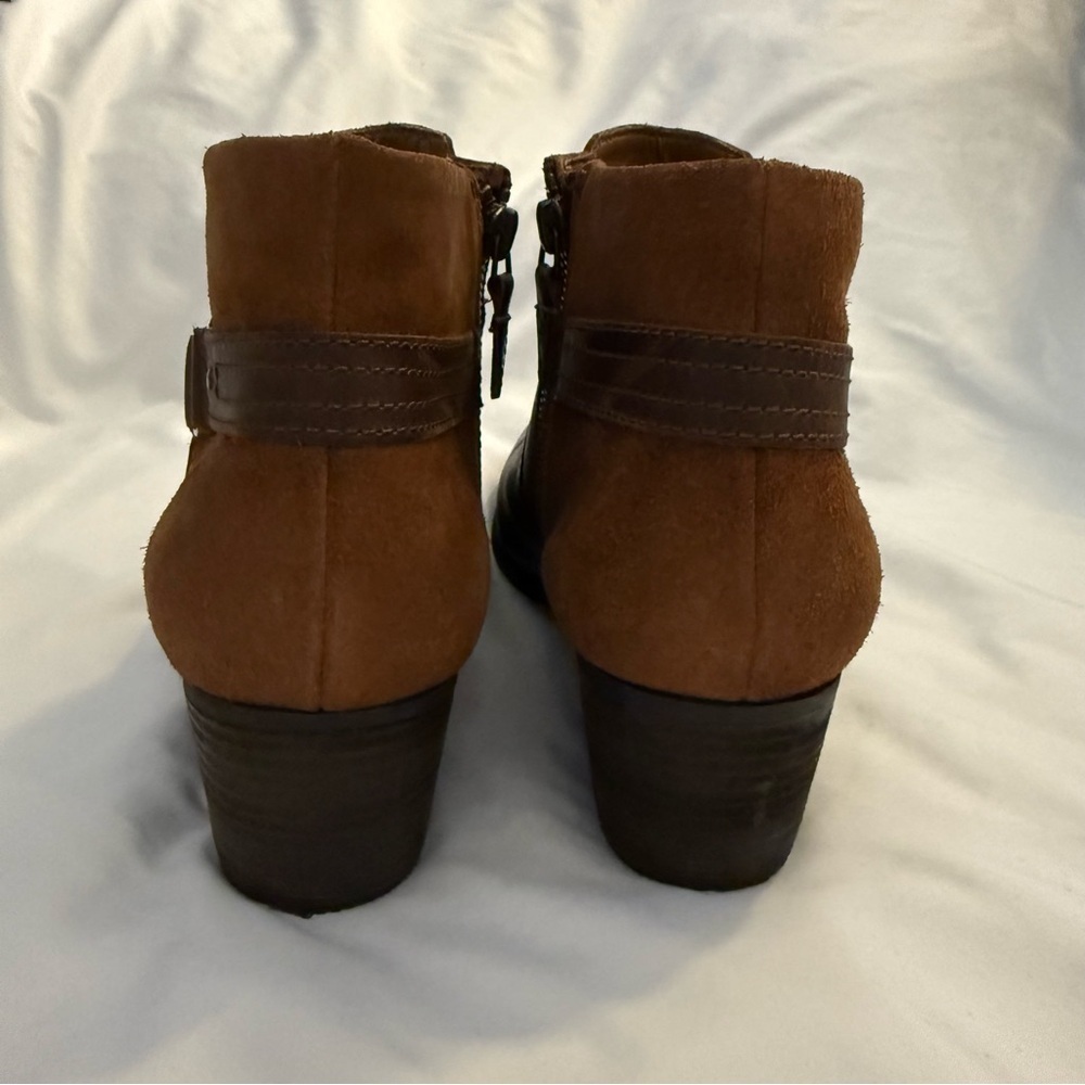 NWT Clarks Artisan Maypearl Lilac Leather and Suede Belted Ankle Boots - Picture 4 of 10